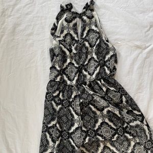 Short pantsuit with flowing waist cape